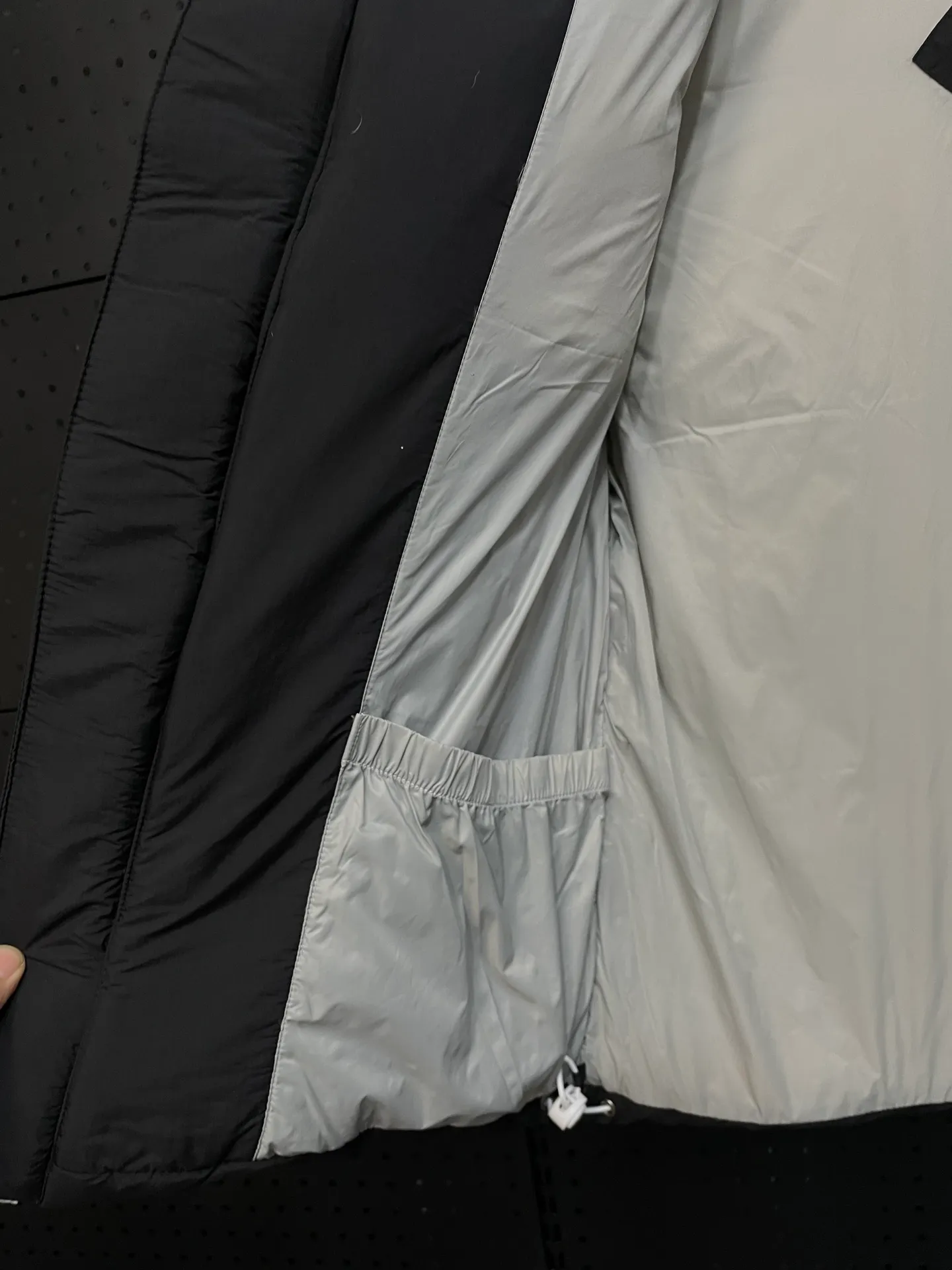 P500 Style number: Y108 Black, top pure quality, white label capsule vest for couples. Design concept: new limited edition white label vest, same style for men and women, filled with 625 fill power white goose down, and the fabric has a satin feel. Suitable for wearing in spring and autumn in various cities, this round neck design is classic and versatile, and has good thermal insulation effect! Fabric + Features: Fabric: 85% polyester, 15% cotton, windproof and waterproof Lining: 100% polyester, windproof and waterproof Filling: 80% pure white duck down, 20% pure white feather Fill power: 625 Care instructions: Dry clean Pockets: Straight insert + diagonal insert Pocket Zipper: Genuine ykk two-way entrance zipper tei temperature and feeling index 1: lightweight minus 5 degrees to 5 degrees. Technology: The fabric is made of cordura polyamide fabric, which is a new functional fabric and a leading technology product. The durability is 2 times higher than ordinary nylon fabric. Wear resistance, strong tear resistance, good hand feel and good color.   The liner is filled with imported 625 fill power 80 white duck down, and the liner is reinforced with anti-runaway velvet liner. The fly on the front center fly is designed with snap buttons to prevent ventilation and rain. Whether it is hiking, urban walking or polar exploration, this style can help you find the Canada Goose vest that suits your body, activities and lifestyle. Size: XS-XL